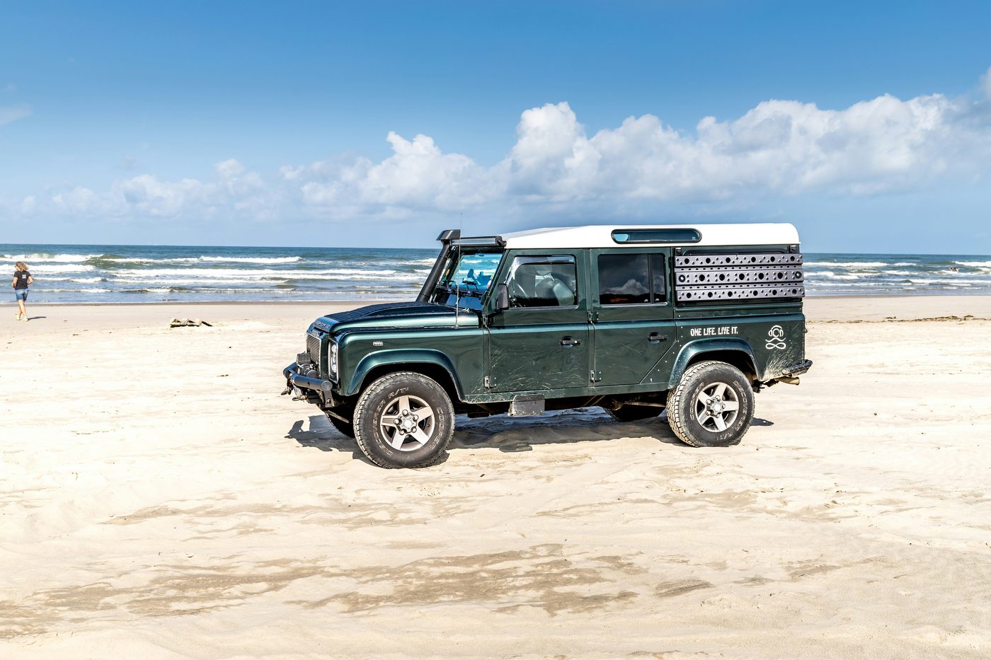Land Rover Defender op het strand