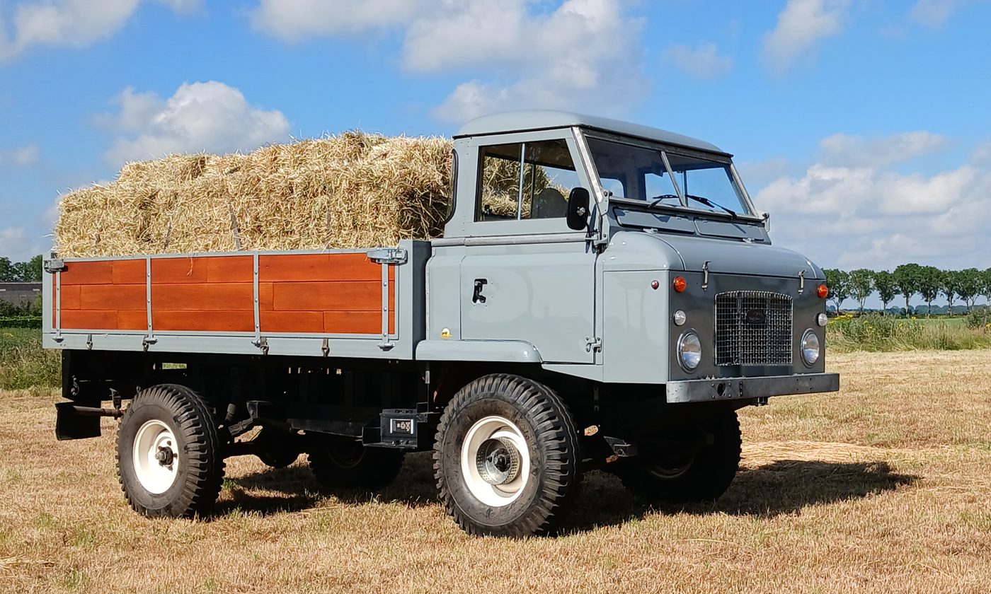 Land Rover Forward Control met hooi, eigen wagen van Maanrover