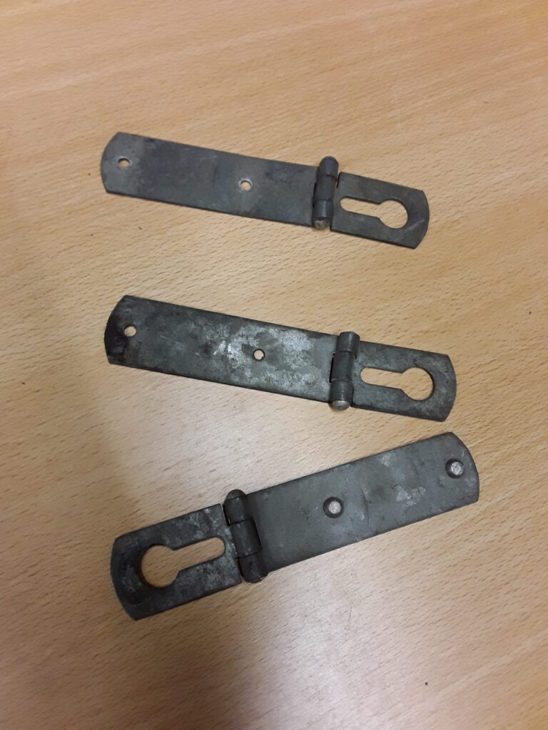 334523-U Seat Box Hasp 1958-84 (gebruikt)