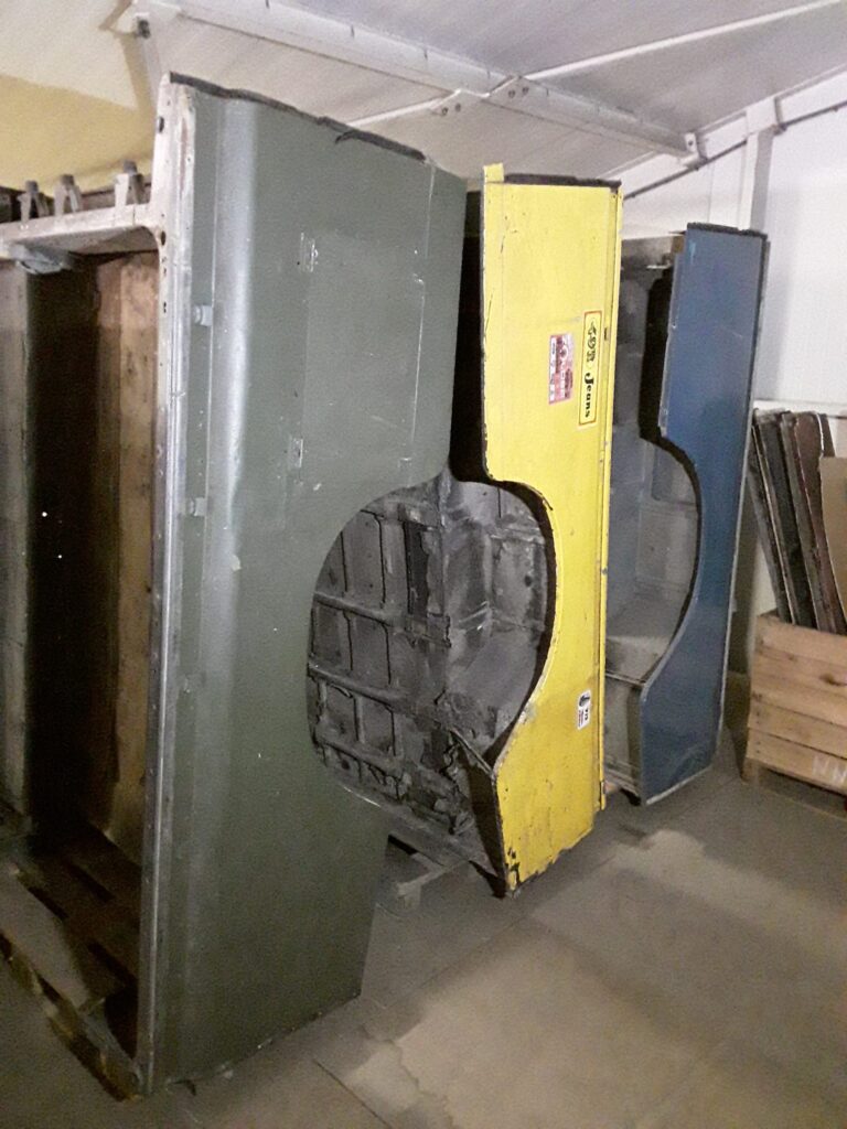320861U Land Rover 109 2 door rear body