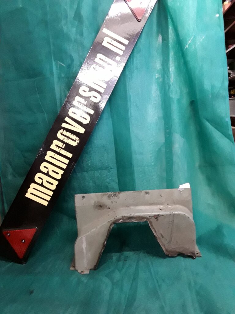 346570 348868 USED Bell Housing Panel 2.6L 6Cilinder