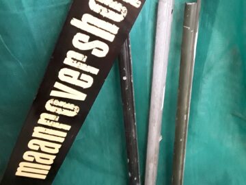 330123 USED Front Door Capping LH