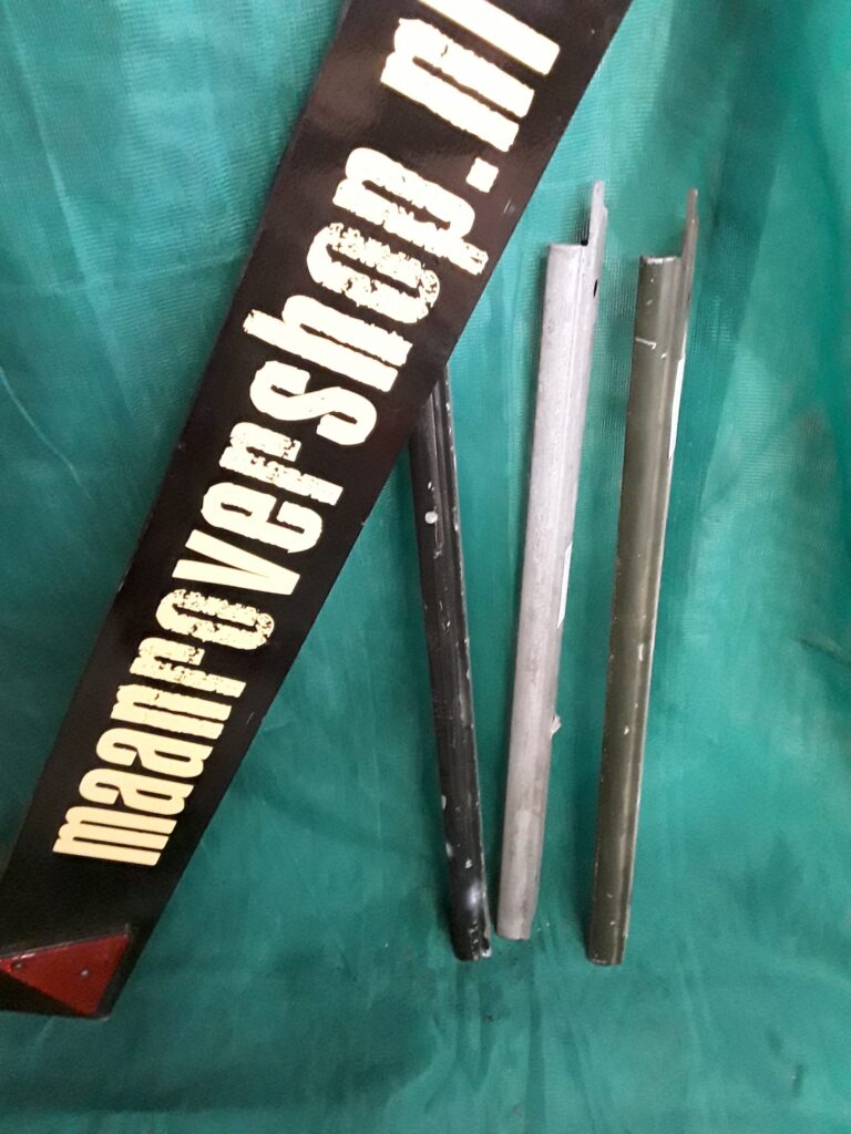 330123 USED Front Door Capping LH