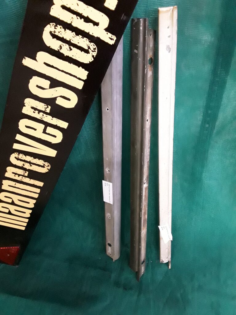 330122 USED Front Door Capping RH