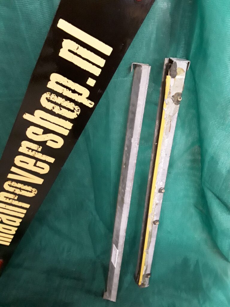 336764 USED Drain Channel Galvanised on Station Wagon Side Windows