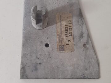 335831 Corner Bracket and Pin LH